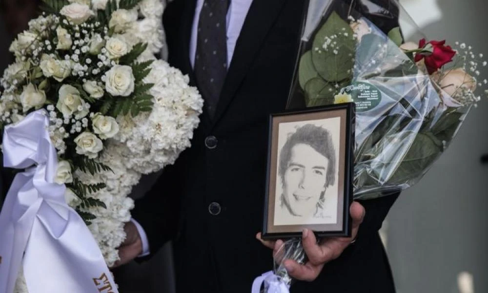 Το τελευταίο «αντίο» στον Δάκη – Πλήθος κόσμου στην κηδεία του
